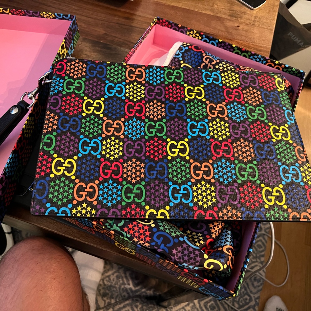 Gucci Men’s Clutch. Brand New Condition. Rarely used. Receipt box dust bag.